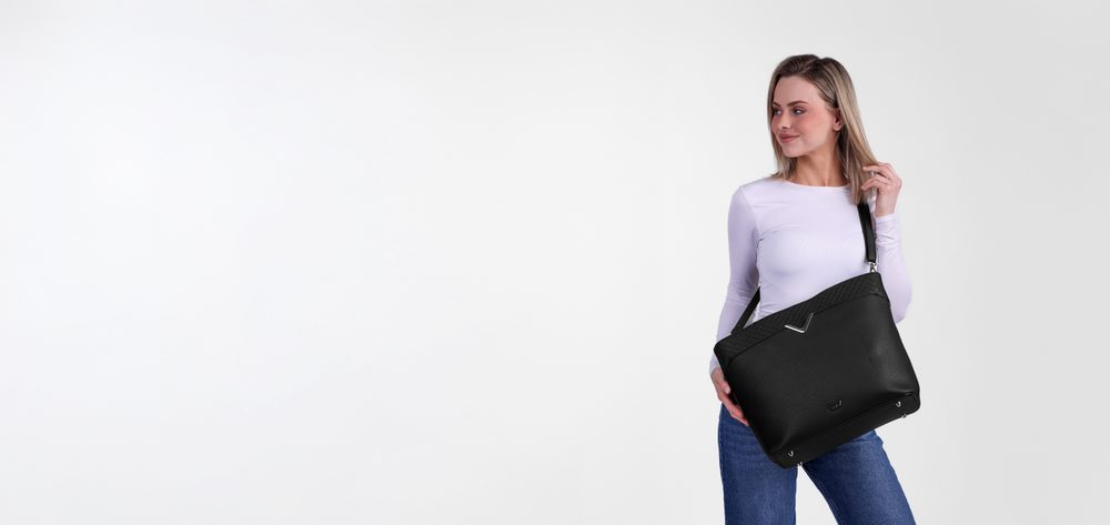 VUCH Neela Big Black.

Zväčšená verzia kabelky Neela
Priestor pre notebook až 13,3