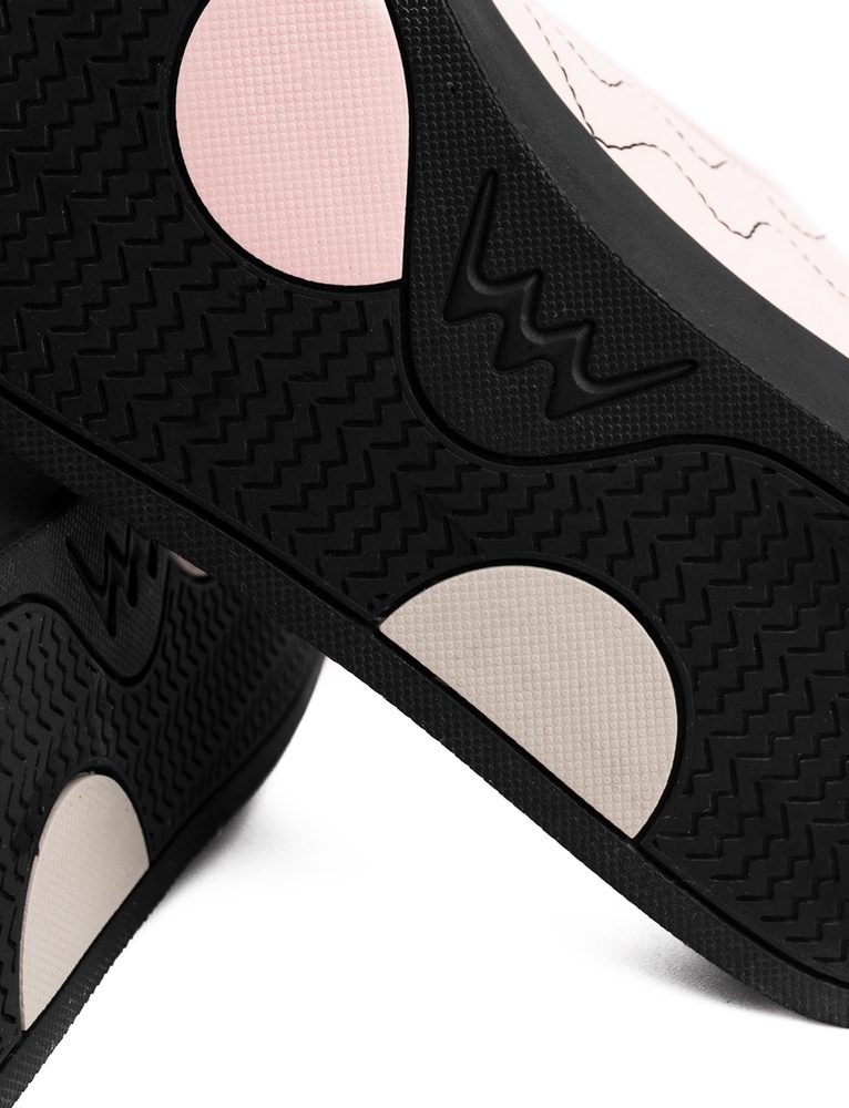 VUCH Dotty Eilyn - 41.

Materiál PU Polyuretan + gumová podrážka
Farebné bodky na podrážke
Šnúrky navyše ku každým topánkam zadarmo
Veľkosti 37–41
 OBUV
Vuch topánky sú originalita, čo šliape.