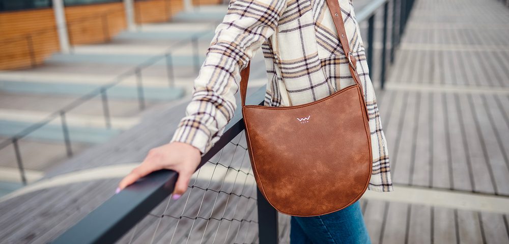 VUCH Werdel Brown.

Hlavné zapínanie na zips
Vnútorná priehradka na zips, priehradky na drobnosti
Vonkajšia priehradka na zips
Nastaviteľný popruh
 Kabelky cez rameno
Priala by si si takú kabelku, ktorá Ti bude verne slúžiť a nikdy pred Tebou nevezme nohy na plecia?