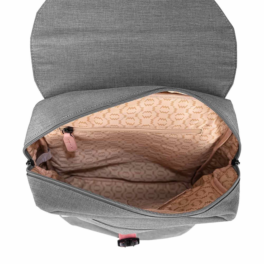 VUCH Corbin Light Grey.

Hlavné zapínanie na zips a strip
Dve vonkajšie priehradky na zips
Vnútorná priehradka na zips a dve priehradky na drobnosti
Nastaviteľné ramenné popruhy
 TechniC
Kolekcia inšpirovaná mestom aj prírodou!
Batohy Mellora a Noel už nejaký čas kraľujú na tróne obľúbenosti a z ich predností vzniklo hneď niekoľko parádnych následníkov.