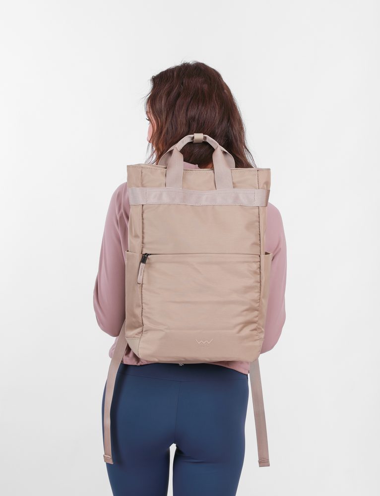 VUCH Gemyny Beige.

Hlavné zapínanie na zips
Vonkajšie vrecká na zips
Veľa vnútorných priehradiek
Zadný popruh na uchytenie na kufor
Polstrované ramenné popruhy a chrbát pre pohodlné nosenie
 Batohy
Časy, keď batohy znamenali len aktovky do školy alebo športové kúsky na vysokohorské túry, sú dávno preč.