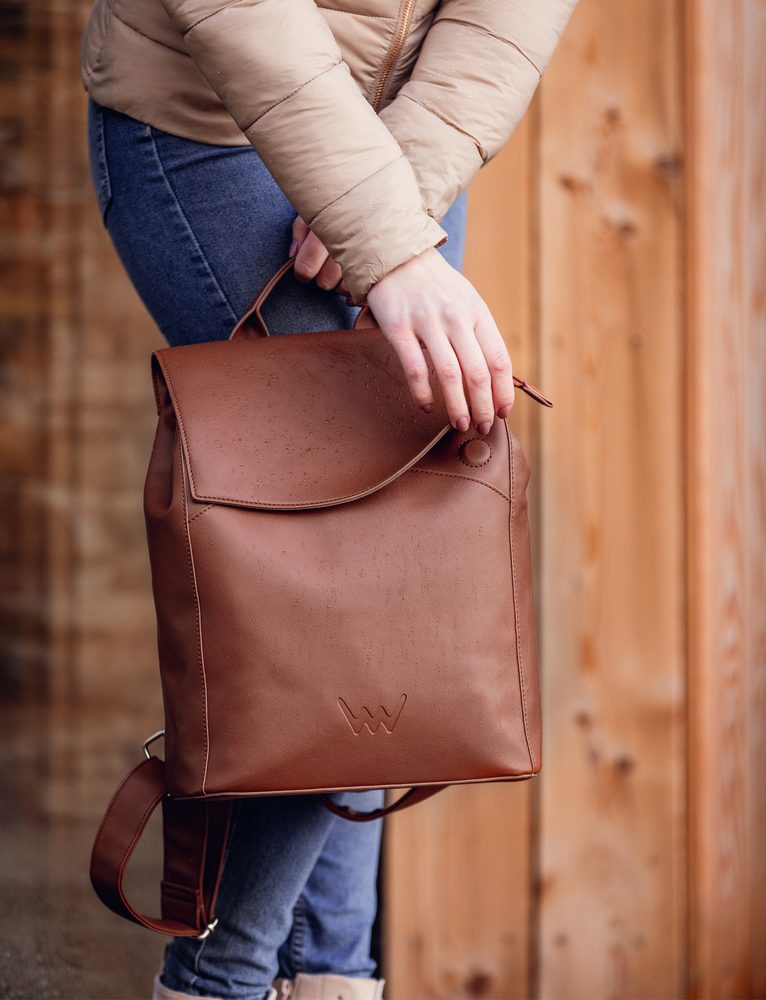VUCH Gioia Brown.

Priestranná hlavná priehradka s dvojitým zapínaním – zips a klopa na ultra silný magnet
Praktické vonkajšie priehradky na zips na zadnej časti batohu
Vnútorné priehradky a priehradka na zips
Nastaviteľné ramenné popruhy a polstrovaný chrbát pre pohodlné nosenie
 SimplyV
Simple Vušky, Simply Vuch!
Nadčasová, minimalistická a elegantná.
