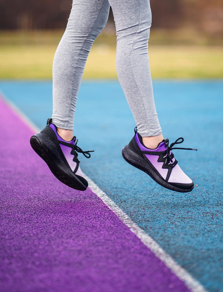 VUCH Rush Spectrum Violet - 42.

Dizajny navrhnuté v spolupráci s Martinom Brnom
Pružný priedušný zvršok
Vložka vypolstrovaná pamäťovou penou
Ľahké vyhotovenie
Drobné reflexné prvky
Spevnenie nártu silikónovými prvkami 
 OBUV
Vuch topánky sú originalita, čo šliape.