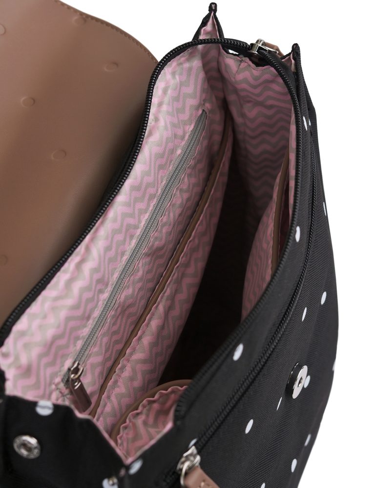 VUCH Joanna Dotty Scipion.

Dvojité hlavné zapínanie – zips a magnet
Vnútorné aj vonkajšie priehradky na zips
Vnútorné priehradky bez zapínania
Spevnené ramenné popruhy
 Batohy 
„Praktickosť, komfort a funkčnosť.