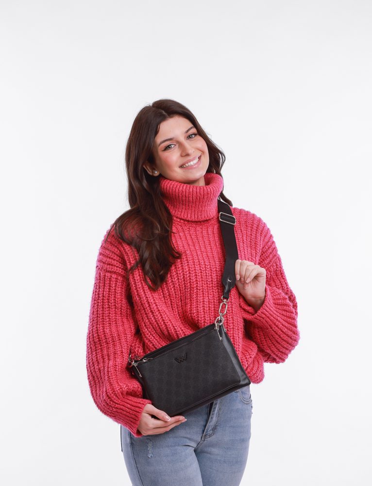 VUCH Clasie MN Black.

Dve kabelky v jednej, ktoré sa dajú odopnúť
Na menšej kabelke monogram VUCH
Hlavné zapínanie na zips
Dva popruhy - textilný crossbody a retiazkový do ruky
 Monogram
Chceš mať nevídaný šmrnc a byť Vuch každým centimetrom?
Vuch je tvoja najvernejšia láska, tak to povedz všetkým bez jediného slova.