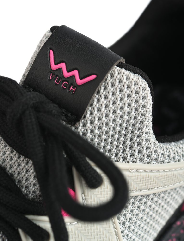 VUCH Rush Wild.

Dizajny navrhnuté v spolupráci s Martinom Brnom
Pružný priedušný zvršok
Vložka vypolstrovaná pamäťovou penou
Ľahké vyhotovenie
Drobné reflexné prvky
Spevnenie nártu silikónovými prvkami 
 OBUV
Vuch topánky sú originalita, čo šliape.