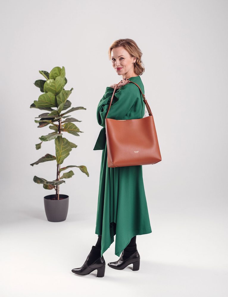 VUCH Justeene Brown.

Elegantná kabelka z kolekcie SimplyV
Vnútorné vrecko na zips na drobnosti
Zapínanie na magnet
Zmestí sa do nej A4 aj menší notebook
 SimplyV
Simple Vušky, Simply Vuch!
Nadčasová, minimalistická a elegantná.