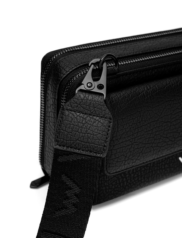VUCH Keera Black.

Hlavný priestor rozdelený do dvoch vreciek
Vonkajšie vrecko na mobil
Vnútorné priehradky na vrecká
Široký nastaviteľný popruh z nylonu
 CROSSBODY
Keď je na nás niekto hrdý, zahreje nás to pri srdci.