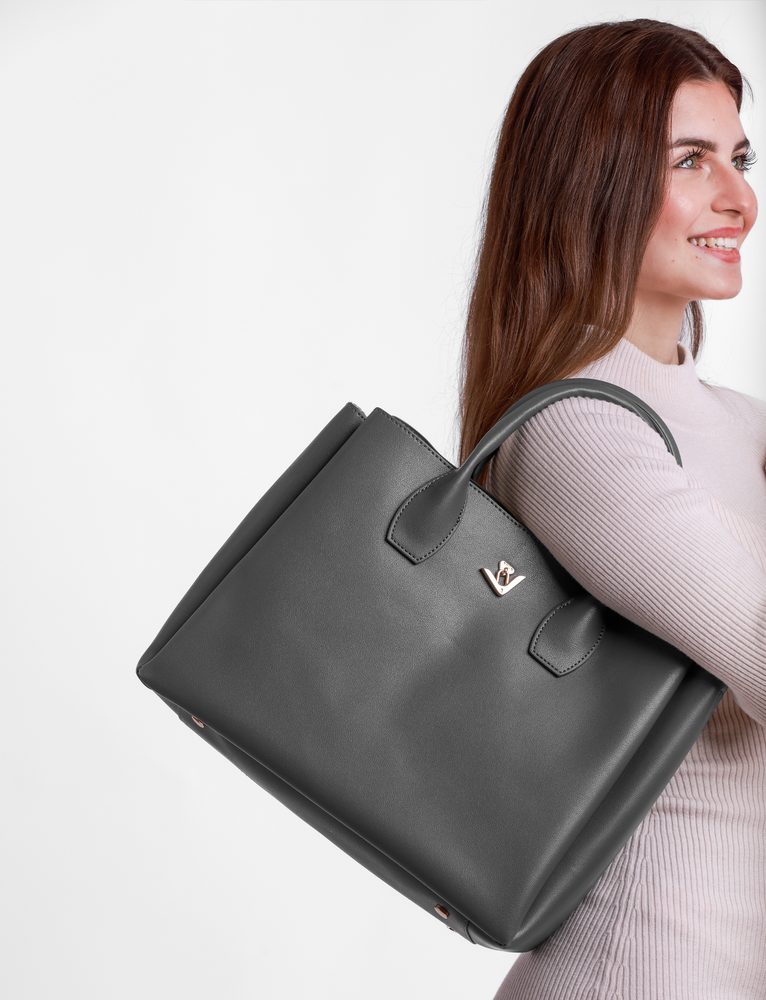 VUCH Boney Grey.

Hlavný priestor rozdelený do troch kapsí
Stredná kapsa so zipsom, bočné kapsy na magnet
Vnútorná kapsa so zipsom, priehradky na drobnosti
Súčasťou kabelky je crossbody popruh
 Kabelky do ruky
Premýšľaš, že si zaobstáraš kabelku do ruky, ktorú už z ruky nikdy nedáš?