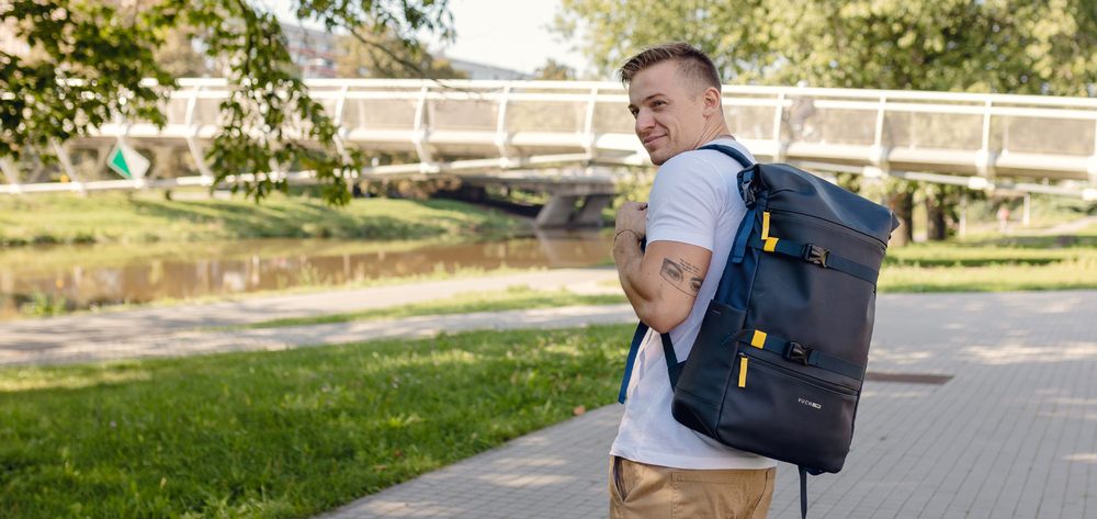 VUCH Maielle Blue.

Zapínanie na zips a roll-top na pracky
Nepremokavý materiál aj zipsy
Dve vonkajšie vrecká na zips na prednej strane batohu
Skryté vrecko na zips na chrbte pre rýchly prístup do batohu
Bočné vrecká na fľašu
 Pánske batohy 
Dokonalosť, jednoduchosť, charakter a štýl.