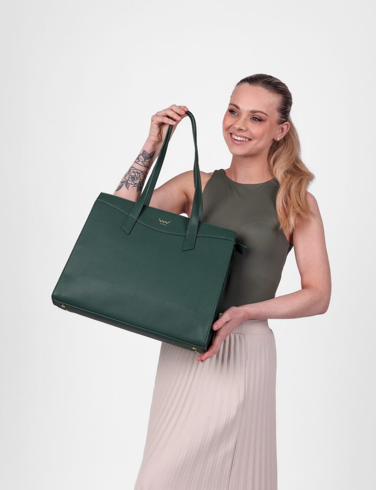 VUCH Savanah Green.

Pevná koženka, ktorá udrží tvar
Hlavný priestor rozdelený do dvoch častí
Veľká kapsa úplne uzavárateľná na zips
Vnútorné priehradky na drobnosti
Vonkajšia kapsa na magnet
 VEĽKÉ KABELKY
Bohužiaľ nie sme v Rokforte a nemáme k dispozícii Hermionin kúzelný batoh, do ktorého sa zmestil aj stan.