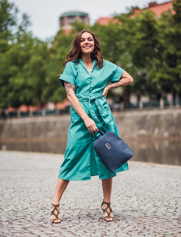 VUCH Filipa Diamond Blue.

Vyztužený batoh v elegantnom prevedení
Elegantná povrchová úprava slepotlačom
Kontrastné rose gold detaily
Zadné vonkajšie vrecko na zips
Nastaviteľné ramenné popruhy
 BATÔŽTEKY
Že máš v mysli zakorenené, že batôžteky nie sú dostatočne kombinovateľné?