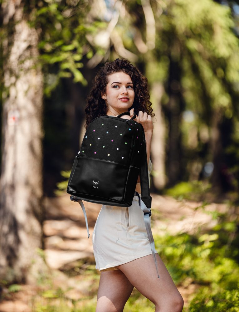 VUCH Zane Dotty Black.

Vnútorný priestor s oddeleným priestorom na mini notebook
Nastaviteľné ramenné popruhy
Predná priehradka uzatvárateľná na zips
Extrémne pevný a odolný materiál
 Cutie dotty
Vytmav to sivej!
Kolekcia Cutie Dotty je do bodky vybavená hravosťou a šmrncom.