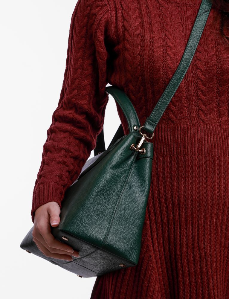 VUCH Veyra Green.

Kabelka z vláknitej kože
Hlavné zapínanie na magnet
Vonkajšie skryté vrecko na zips
Dve možnosti nosenia - do ruky aj ako crossbody

  Kožené kabelky
Kolekcia kožených kabeliek nadchne aj tie najnáročnejšie.