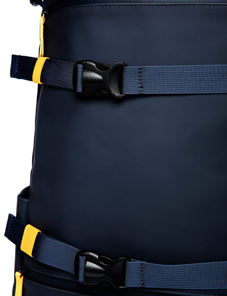 VUCH Maielle Blue.

Zapínanie na zips a roll-top na pracky
Nepremokavý materiál aj zipsy
Dve vonkajšie vrecká na zips na prednej strane batohu
Skryté vrecko na zips na chrbte pre rýchly prístup do batohu
Bočné vrecká na fľašu
 Pánske batohy 
Dokonalosť, jednoduchosť, charakter a štýl.