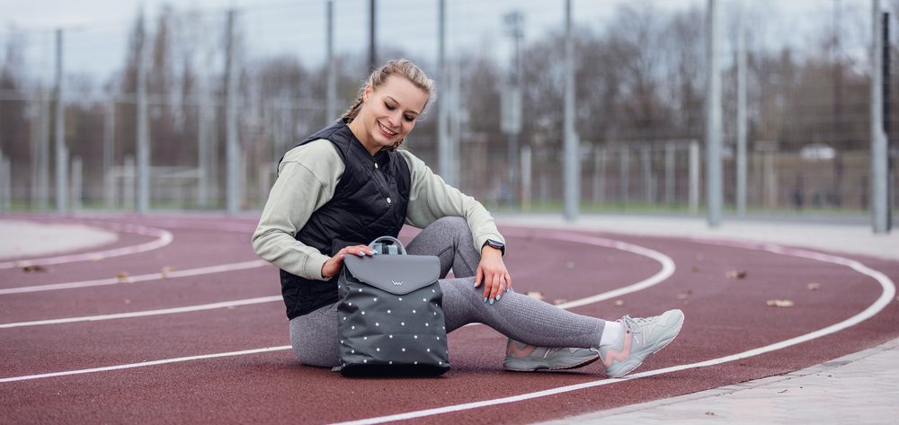 VUCH Joanna Dotty Dark Grey.

Dvojité hlavné zapínanie – zips a magnet
Vnútorné aj vonkajšie priehradky na zips
Vnútorné priehradky bez zapínania
Spevnené ramenné popruhy
 Batohy 
„Praktickosť, komfort a funkčnosť.