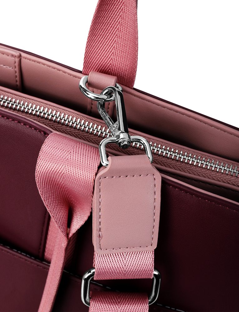 VUCH Wennie Big Wine.

Veľká business kabelka
Veľké vnútorné vrecko na zips
Dizajnový detail všitých uší
Výrazné uši a crossbody popruh
 SimplyV
Simple Vušky, Simply Vuch!
Nadčasová, minimalistická a elegantná.