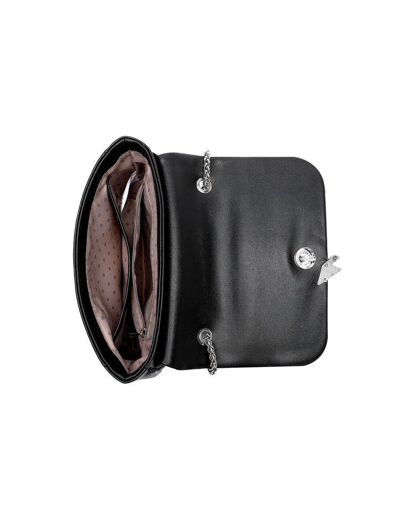 VUCH Orietta Black.

Spoločenská mini kabelka
Hlavné zapínanie na magnet
Vnútorná priehradka na drobnosti a vrecko na zips
Crossbody popruh s retiazkou
 Mini kabelky
Mobil, peňaženka, kľúče, viac nič.