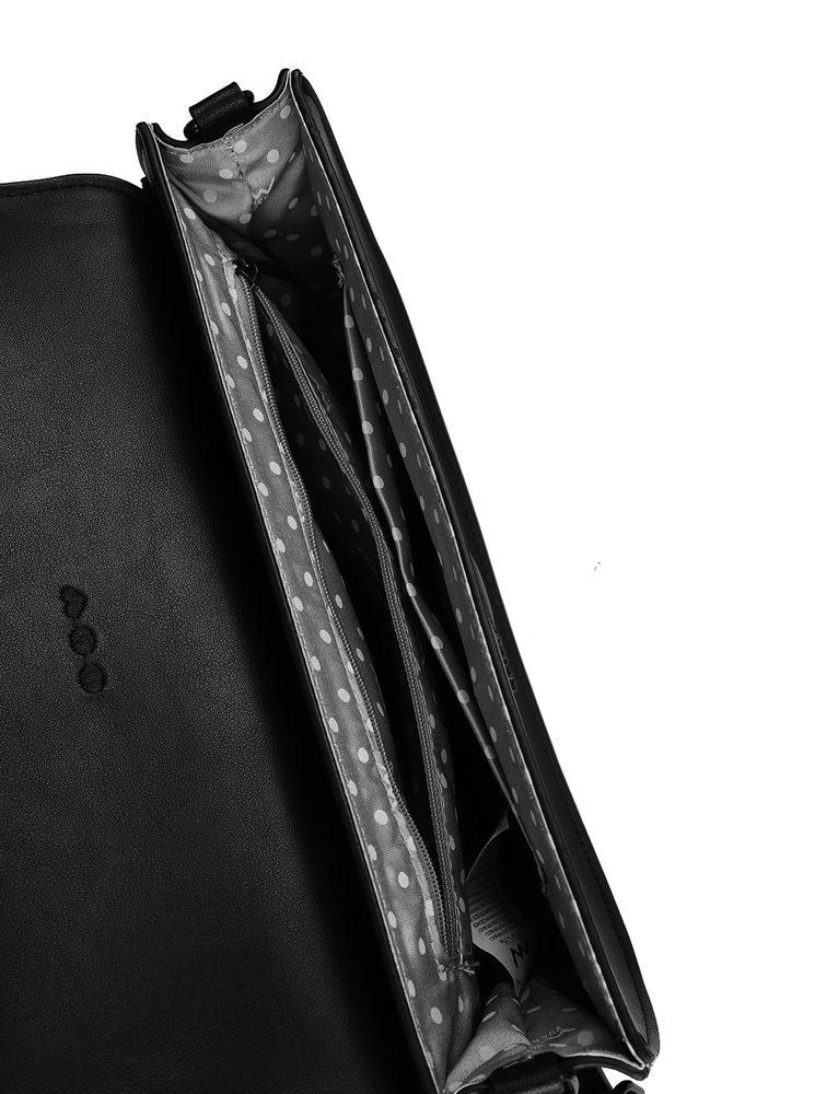 VUCH Corrado Black.

Pevný materiál
Hlavné zapínanie na magnet
Minimalistická rovná chlopňa
Nastaviteľný popruh
 Ľadvinky
Veľkolepý návrat.