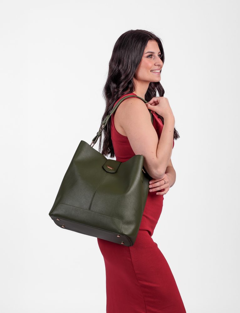 VUCH Rubia Olive.

Hlavné zapínanie na silný magnet
Vnútorná odopínateľná taštička
Kabelka s pevným dnom, ktoré chránia 4 kovové piny
Nastaviteľný popruh + odopínateľný crossbody popruh
 Kabelky do ruky
Premýšľaš, že si obstaráš kabelku do ruky, ktorú už z ruky nikdy nedáš?