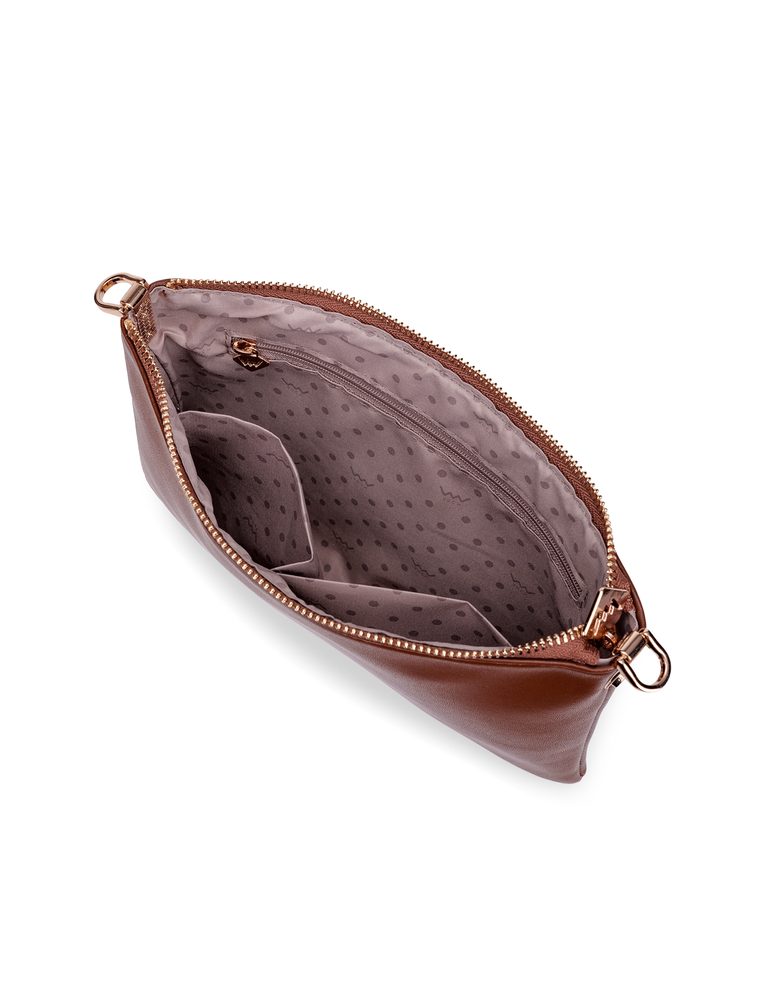 VUCH Clasie MN Cappuccino.

Dve kabelky v jednej, ktoré sa dajú odpojiť
Monogram VUCH na menšej kabelke
Hlavné zapínanie na zips
Dva popruhy - textilný crossbody a retiazkový do ruky
 Monogram
Chceš mať nevídaný šmrnc a byť Vuch každým milimetrom?
Vuch je tvoja najvernejšia láska, tak to povedz všetkým bez jediného slova.