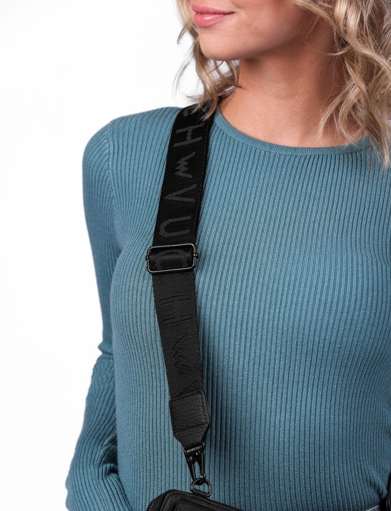 VUCH Keera Black.

Hlavný priestor rozdelený do dvoch vreciek
Vonkajšie vrecko na mobil
Vnútorné priehradky na vrecká
Široký nastaviteľný popruh z nylonu
 CROSSBODY
Keď je na nás niekto hrdý, zahreje nás to pri srdci.