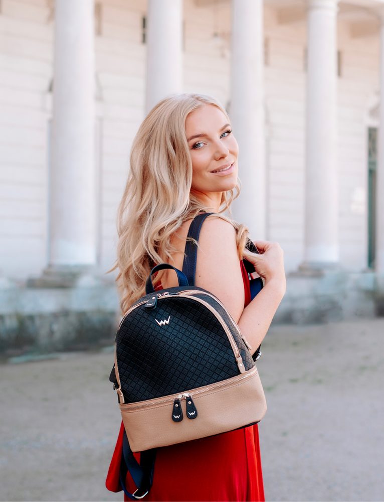 VUCH Brody Brown.

2 priestranné hlavné priehradky na zips
Nastaviteľné polstrované ramenné popruhy
Predná dlhá priehradka uzatvárateľná na zips
Strieborné kovanie
 Shape of diamond
Buď štýlová a jedinečná s Shape of Diamond!
Práve pokukávaš po klenotoch a diamantoch nášho portfólia.