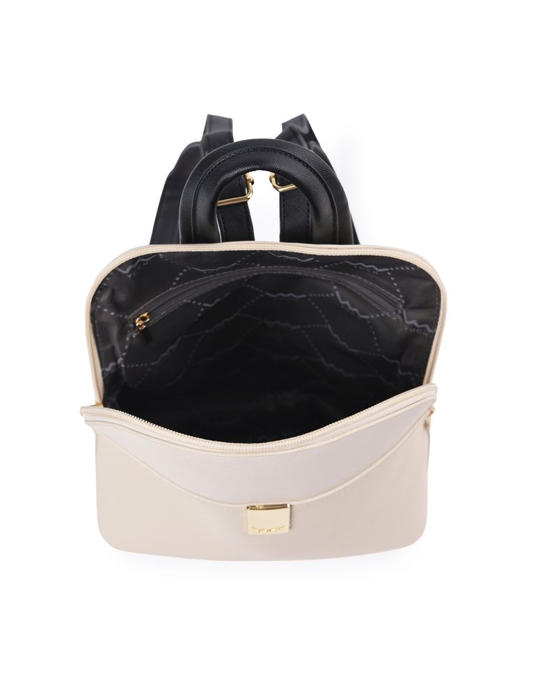 VUCH Filipa Beige.

Vystužený batôžtek v elegantnom vyhotovení
Vnútorná priehradka bez zapínania, priehradka na zips
Vonkajšia priehradka na zips
Rose gold logo Vuch
 BATÔŽTEKY
„Že máš v mysli zakorenené, že batôžteky nie sú dostatočne kombinovateľné?