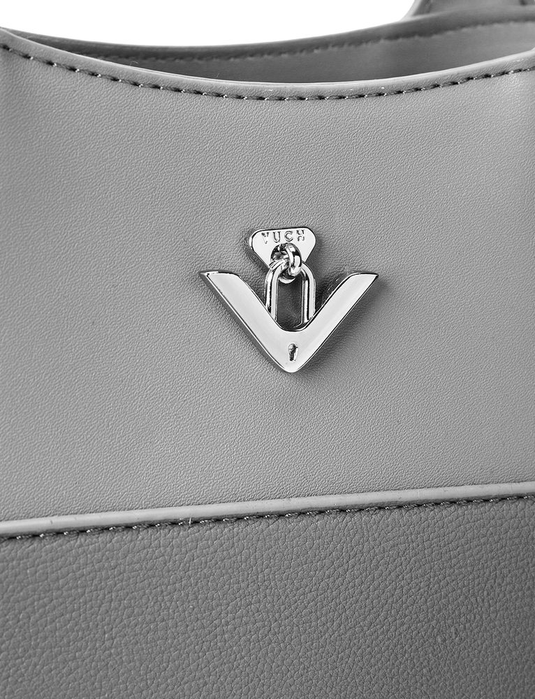 VUCH Christel Divide Grey.

Elegantná business kabelka
Zdobená štýlovým kovovým logom Vuch
Crossbody popruh pre pohodlné nosenie
Zadné vrecko na zips na drobnosti
 Kabelky do ruky
Premýšľaš, že si kúpiš kabelku do ruky, ktorú už z ruky nikdy nedáš?