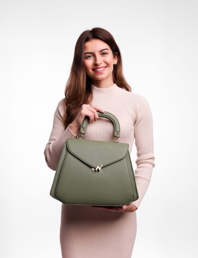 VUCH Bryna Dark Green.

Pevná kabelka s pevným dnom, ktoré chráni 4 kovové nožičky
Kovová retiazka s koženkovou vložkou pre pohodlnejšie nosenie
Zatváranie hlavnej priehradky na zips a klopu s dizajnovou magnetickou sponou
Dve uchá, ktoré síce držia tvar, ale sú dobre manipulovateľné
 Kabelky do ruky
Premýšľaš, že si kúpiš kabelku do ruky, ktorú už z ruky nikdy nedáš?