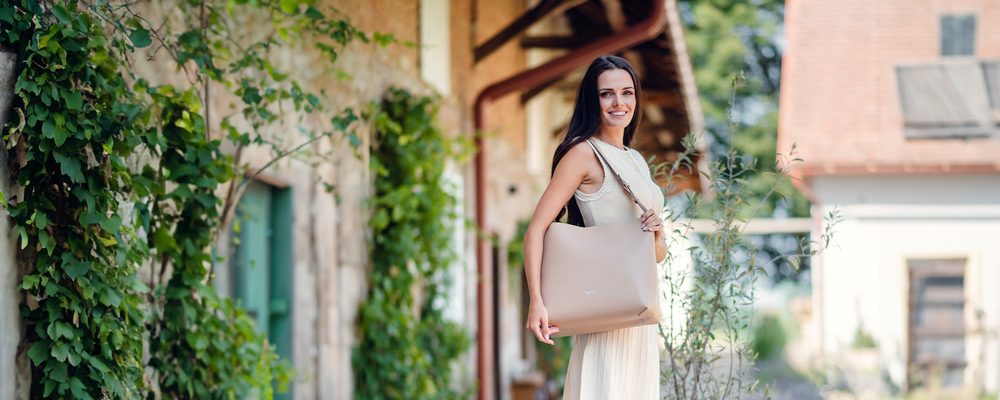 VUCH Justeene Cappucion.

Elegantná kabelka z kolekcie SimplyV
Vnútorné vrecko na zips na drobnosti
Zapínanie na magnet
Zmestí sa do nej A4 aj menší notebook
 SimplyV
Simple Vušky, Simply Vuch!
Nadčasová, minimalistická a elegantná.