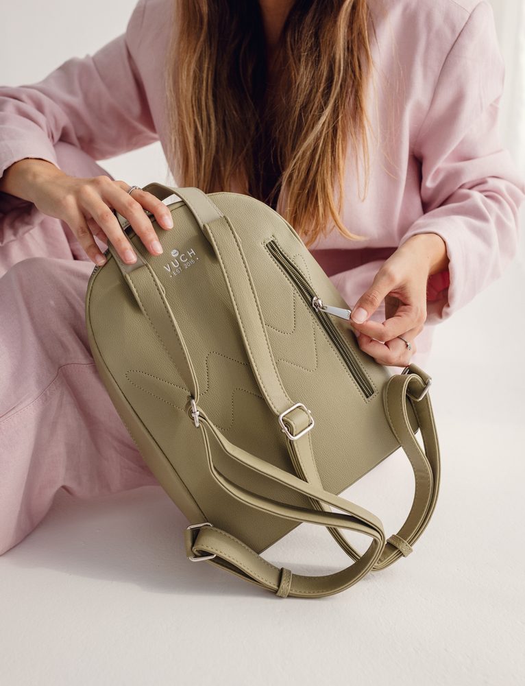 VUCH Filipa Divide Light Green.
 

Ozdobený kovovým logom Vuch
Predné vrecko na zips
Vrecko na zips v zadnej časti batôžka
Nastaviteľné ramenné popruhy
 BATÔŽTEKY
Že máš v mysli zakorenené, že batôžteky nie sú dostatočne kombinovateľné?