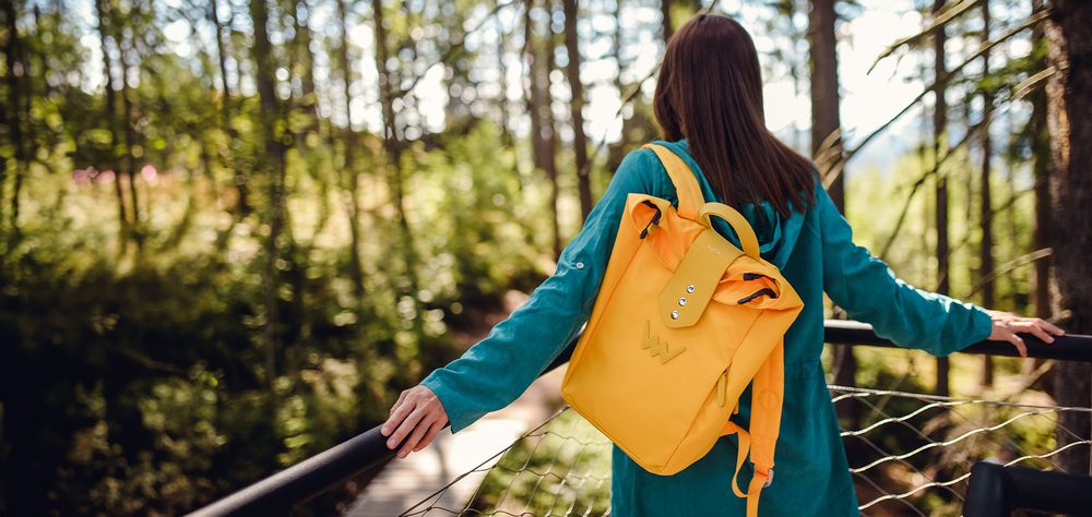 VUCH Mellora Yellow.

Vnútorný oddelený priestor na mini notebook
Vnútorná malá priehradka na zips
Zapínanie na zips, je možné aj na patent 
Nastaviteľné ramenné popruhy
Extrémne pevný a odolný materiál
 BATOHY 
„Praktickosť, komfort a funkčnosť.