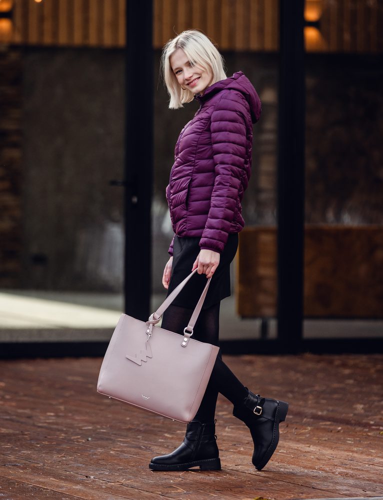 VUCH Camelia Pink.

Priestranná kabelka s uzatváraním na zips
Súčasťou kabelky je crossbody popruh
Strieborné detaily s výrazným príveskom (je možné odopnúť)
Vnútorná priehradka na drobnosti
 SimplyV
Simple Vušky, Simply Vuch!
Nadčasová, minimalistická a elegantná.