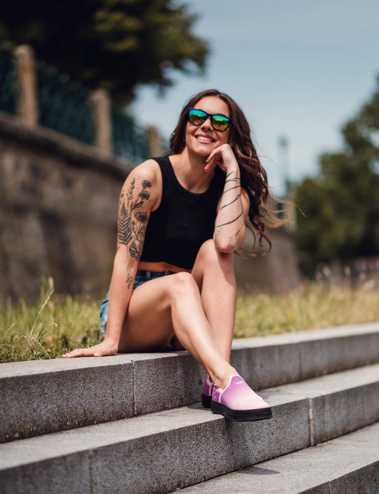 VUCH Seraphyn Violet - 36.

Každodenná voľnočasová obuv bez šnurovania
Vnútorná vložka topánky vytvorená pomocou AI
Dve vyšívané logá – jedno veľké v línii na bočnom diele a plné malé na priehlavku topánky
Pružný úplet, vďaka ktorému topánky pekne držia na nohách
Polštárkový golierik okolo päty zaručí pohodlie po celý deň
 OBUV
Vuch topánky sú originalita, čo šliape.