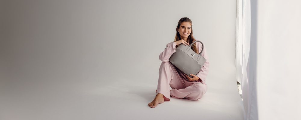 VUCH Christel Divide Grey.

Elegantná business kabelka
Zdobená štýlovým kovovým logom Vuch
Crossbody popruh pre pohodlné nosenie
Zadné vrecko na zips na drobnosti
 Kabelky do ruky
Premýšľaš, že si kúpiš kabelku do ruky, ktorú už z ruky nikdy nedáš?