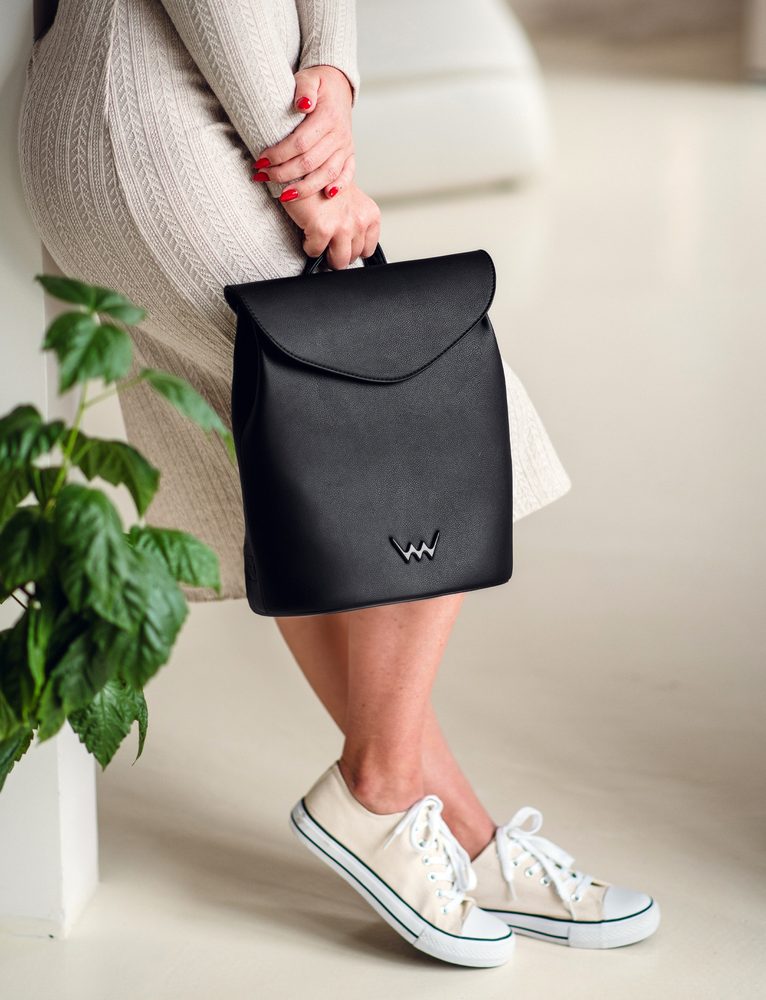 VUCH Linton.

Priestranné vnútorné vrecko s dvojitým zapínaním - zips a magnet 
Praktické vonkajšie vrecko na zips na zadnej časti batohu 
Vnútorné priehradky na mobil a vrecko na zips 
Nastaviteľné ramenné popruhy
 SimplyV
Simple Vušky, Simply Vuch!
Nadčasová, minimalistická a elegantná.