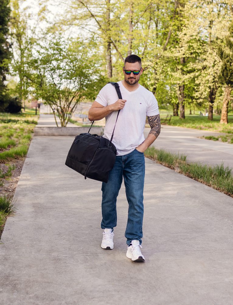 VUCH Zyro Black.

Vnútri polstrovaná kapsa na notebook aj odopínateľný kľúčenka
Na zadnej strane popruh na kufor
Bočné vrecká – ľavá úzka, pravá hlboká na obuv
Pripínací popruh cez rameno s nastaviteľnou dĺžkou
 Cestovné tašky 
Zháňaš spoločníčku, s ktorou budeš tvoriť neoddeliteľnú dvojku pri cestovaní?