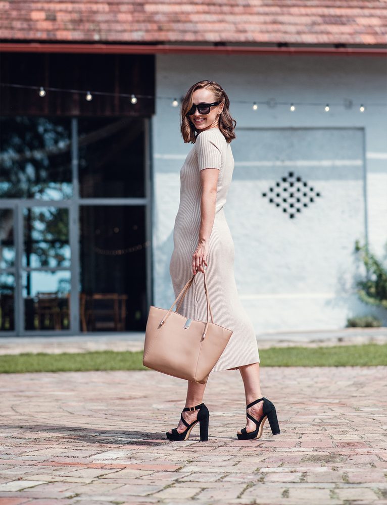 VUCH Laurie Simply Cappucion.

Veľká kabelka s pevným dnom
Celá sa zatvára na zips, takže nič pre nenechavcov
Dlhé pohodlné ušká sedia na predlaktí aj na ramene
 SimplyV
Simple Vušky, Simply Vuch!
Nadčasová, minimalistická a elegantná.