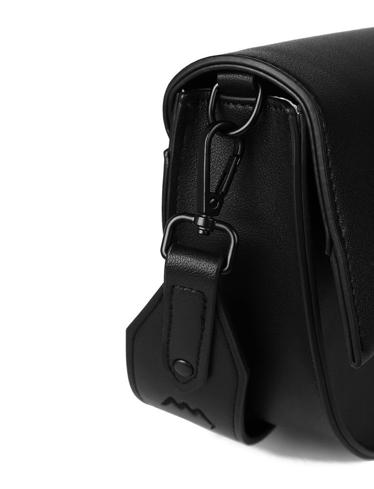 VUCH Corrado Black.

Pevný materiál
Hlavné zapínanie na magnet
Minimalistická rovná chlopňa
Nastaviteľný popruh
 Ľadvinky
Veľkolepý návrat.