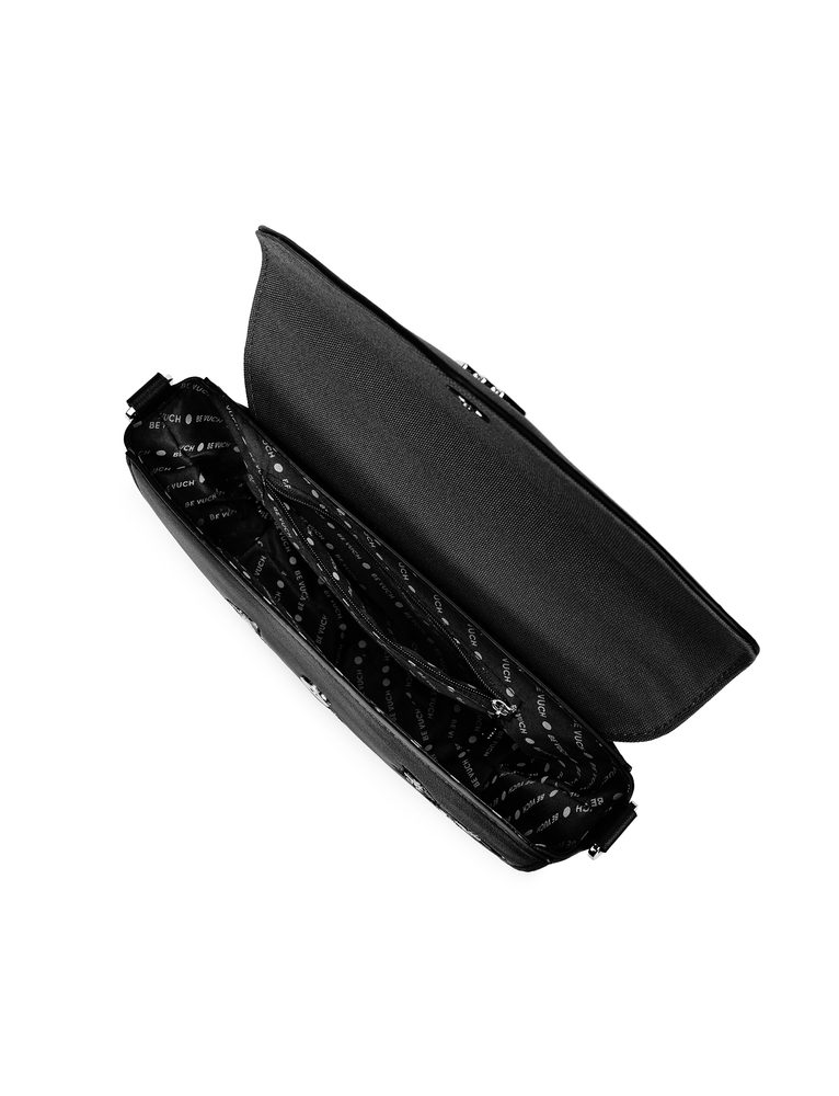 VUCH Tricia Chrysalis Black.

Originálna výšivka s motívom motýľov
Chlopňa na magnetický pin vychádzajúca z bestselleru Joanna
Vnútri jedna zipová vrecko
Nastaviteľný popruh (90 - 135 cm)
 creARTivity
Buď Vuch, buď viditeľný.
Miesto, kde sme fantáziou nešetrili a havo poskladali printy na naše bestsellery.