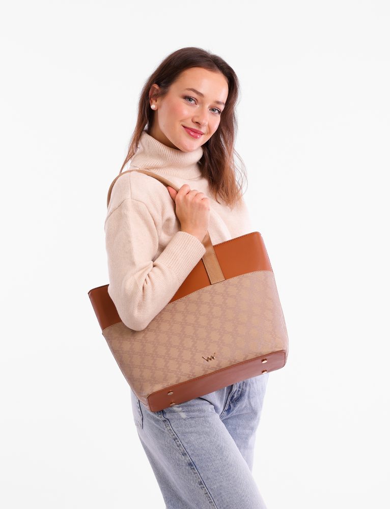 VUCH Wennie MN Brown.

Bestseller Wennie s monogramom Vuch
Hlavné zapínanie na 2 magnety
Veľká kapsa úplne uzatvárateľná na zips
Súčasťou kabelky je crossbody popruh
 Monogram
Chceš mať nevídaný šmrnc a byť Vuch každým milimetrom?
Vuch je tvoja najvernejšia láska, tak to povedz všetkým bez jediného slova.