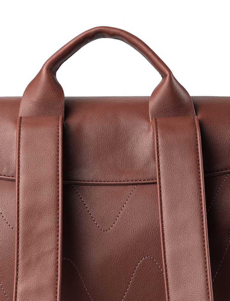 VUCH Gioia Brown.

Priestranná hlavná priehradka s dvojitým zapínaním – zips a klopa na ultra silný magnet
Praktické vonkajšie priehradky na zips na zadnej časti batohu
Vnútorné priehradky a priehradka na zips
Nastaviteľné ramenné popruhy a polstrovaný chrbát pre pohodlné nosenie
 SimplyV
Simple Vušky, Simply Vuch!
Nadčasová, minimalistická a elegantná.