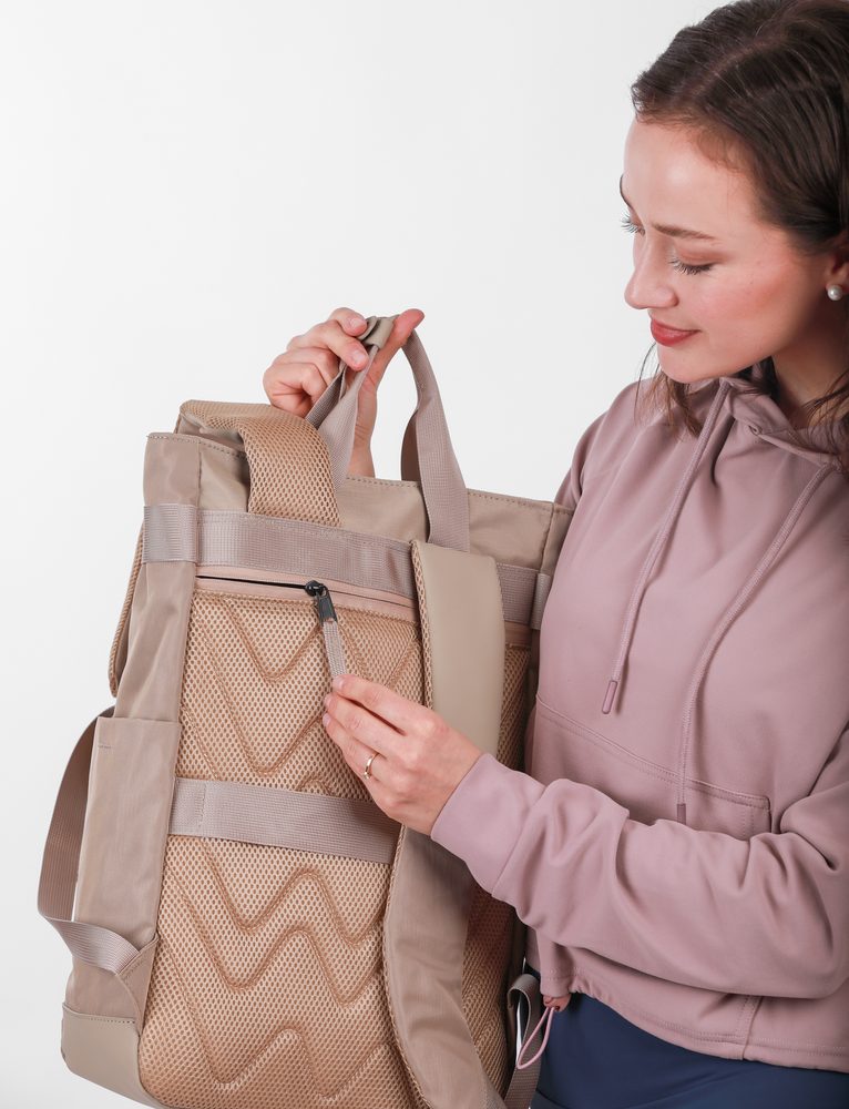 VUCH Gemyny Beige.

Hlavné zapínanie na zips
Vonkajšie vrecká na zips
Veľa vnútorných priehradiek
Zadný popruh na uchytenie na kufor
Polstrované ramenné popruhy a chrbát pre pohodlné nosenie
 Batohy
Časy, keď batohy znamenali len aktovky do školy alebo športové kúsky na vysokohorské túry, sú dávno preč.