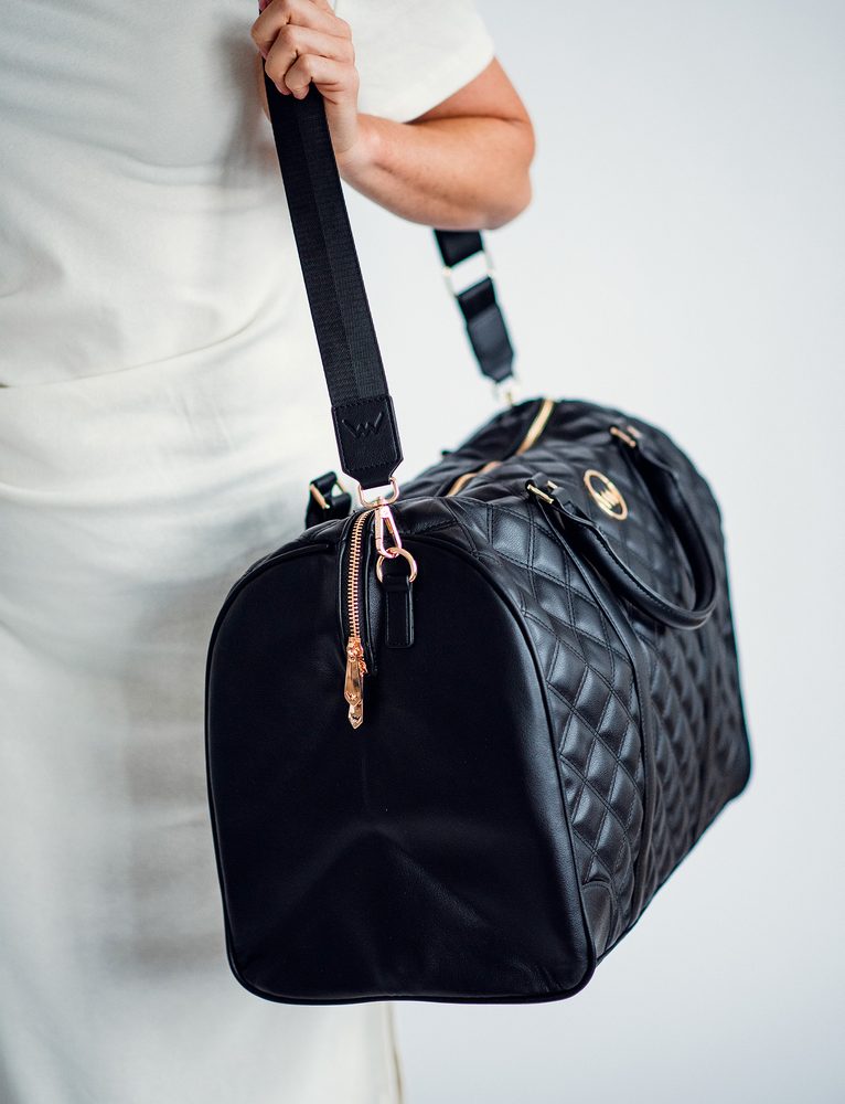 VUCH Shirleen Black.

Štýlové prešívanie
Vnútorné vrecko na zips a priehradky na drobnosti
Zadné vrecko na zips na kľúče a doklady
Nastaviteľný crossbody popruh
 Cestovné tašky 
Zháňaš spoločníčku, s ktorou budeš tvoriť neoddeliteľnú dvojku pri cestovaní?