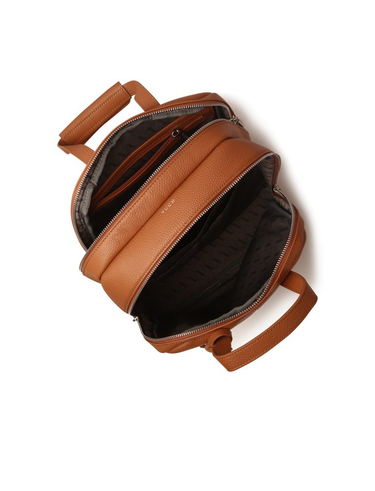 VUCH Kalimba Brown.

Batoh z pravej kože
Dve hlavné priehradky na zips
Veľa vonkajších aj vnútorných priehradiek
Nastaviteľné ramenné popruhy
 Kožené batohy
„Je nám jasné, že bez poriadneho koženého batohu sa dá žiť.