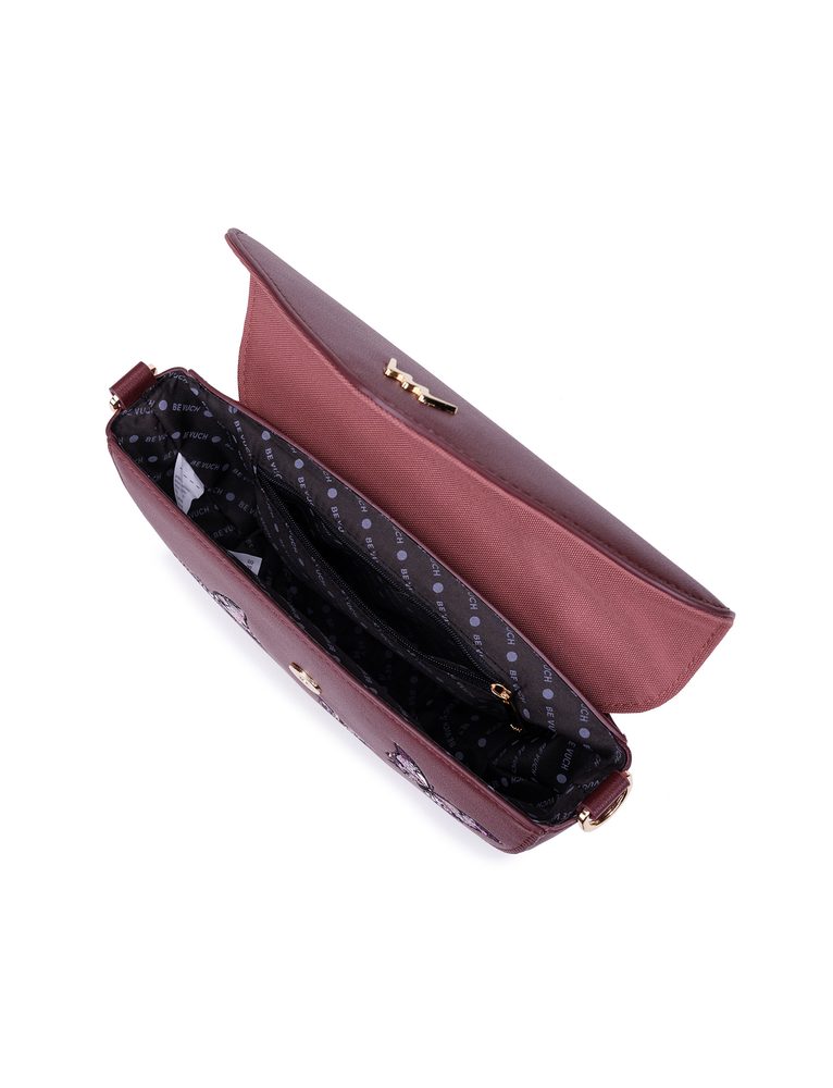 VUCH Tricia Chrysalis Wine.

Originálna výšivka s motívom motýľov
Chlopňa na magnetický pin vychádzajúca z bestselleru Joanna
Vnútri jedna zipová vrecko
Nastaviteľný popruh (90 - 135 cm)
 creARTivity
Buď Vuch, buď viditeľný.
Miesto, kde sme fantáziou nešetrili a havo poskladali printy na naše bestsellery.