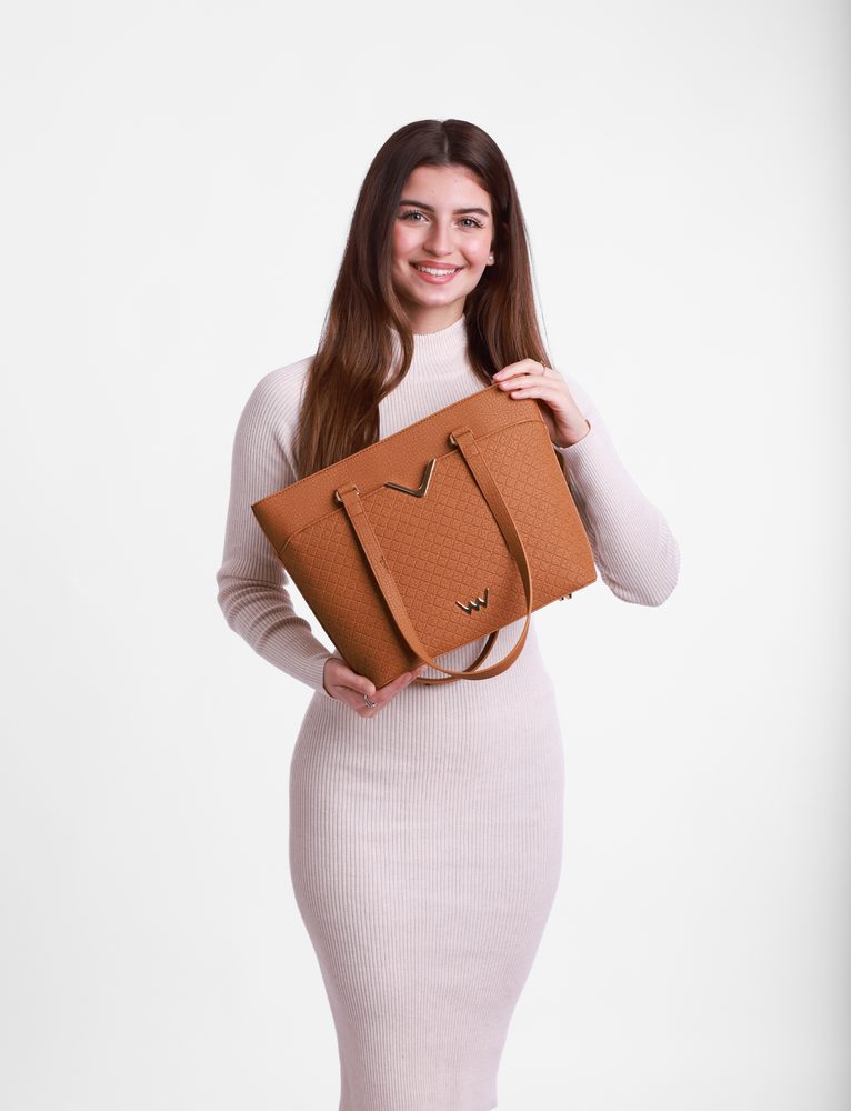 VUCH Neela Brown.

Elegantné prevedenie s vonkajšou vreckou bez zapínania
Kabelka s pevným dnom, ktoré chránia 4 kovové nožičky
Hlavné zapínanie na zips
Súčasťou kabelky je crossbody popruh
 Shape of Diamond
Buď štýlová a jedinečná s Shape of Diamond!
Práve pokukávaš po klenotoch a diamantoch nášho portfólia.