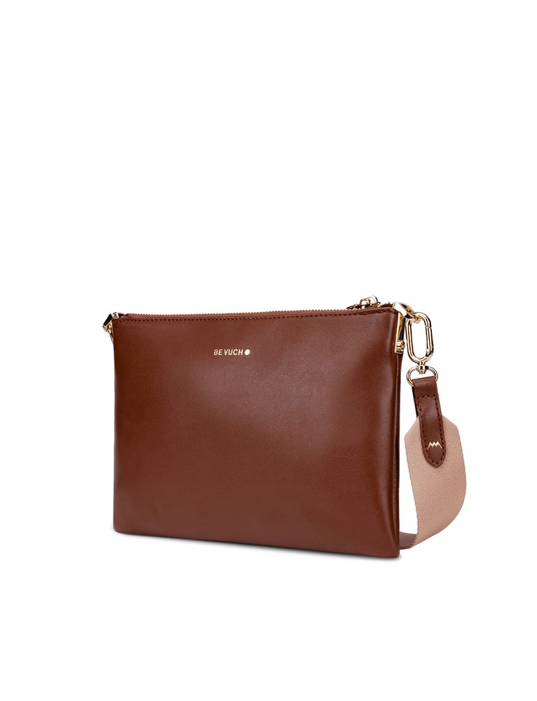 VUCH Clasie MN Cappuccino.

Dve kabelky v jednej, ktoré sa dajú odpojiť
Monogram VUCH na menšej kabelke
Hlavné zapínanie na zips
Dva popruhy - textilný crossbody a retiazkový do ruky
 Monogram
Chceš mať nevídaný šmrnc a byť Vuch každým milimetrom?
Vuch je tvoja najvernejšia láska, tak to povedz všetkým bez jediného slova.