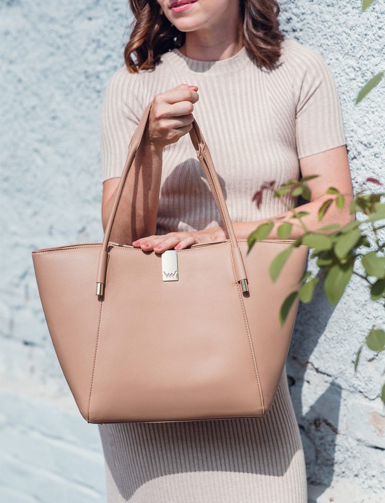 VUCH Laurie Simply Cappucion.

Veľká kabelka s pevným dnom
Celá sa zatvára na zips, takže nič pre nenechavcov
Dlhé pohodlné ušká sedia na predlaktí aj na ramene
 SimplyV
Simple Vušky, Simply Vuch!
Nadčasová, minimalistická a elegantná.